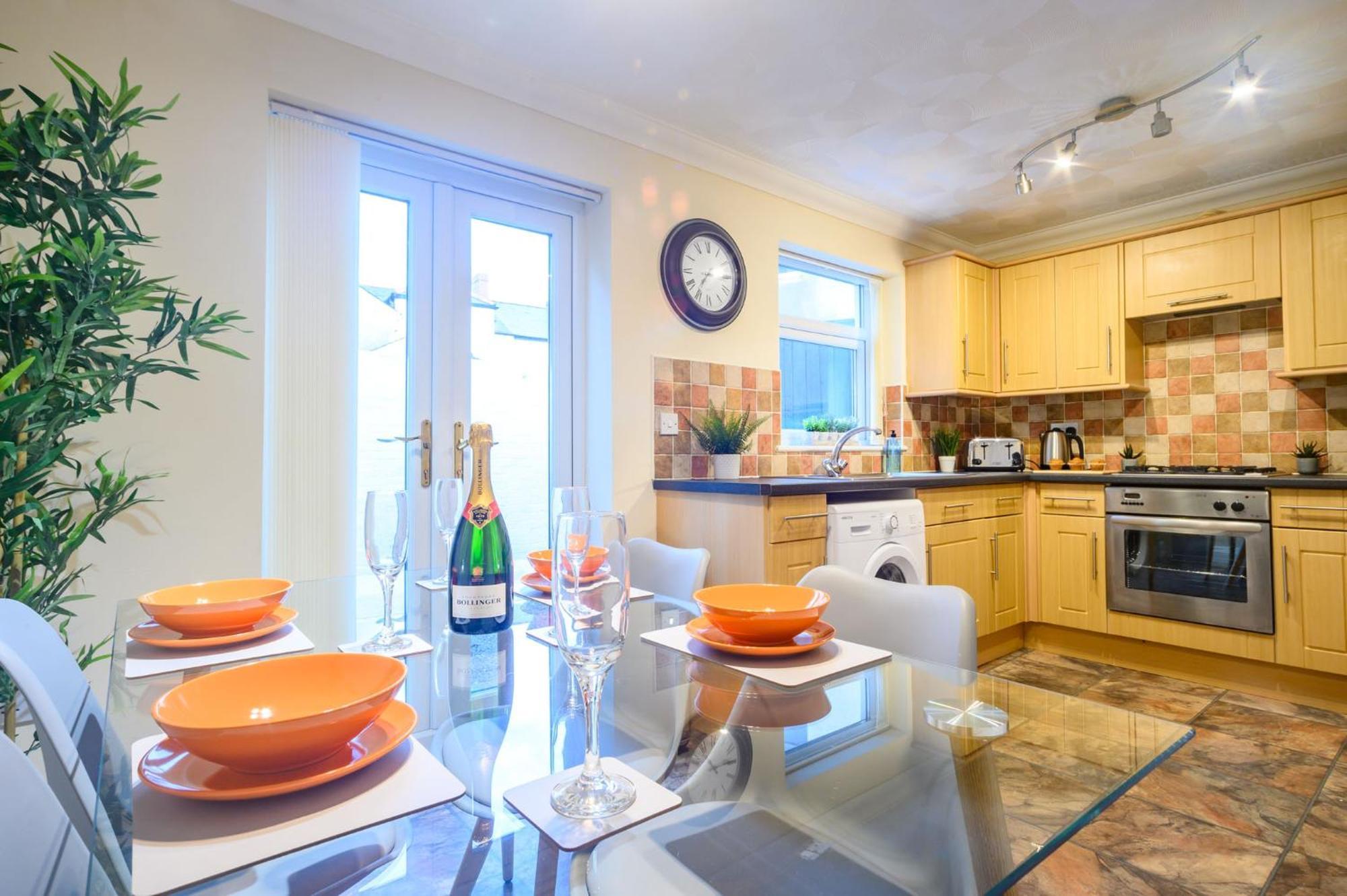 Merriotts Court - Parking - Wifi Apartment *